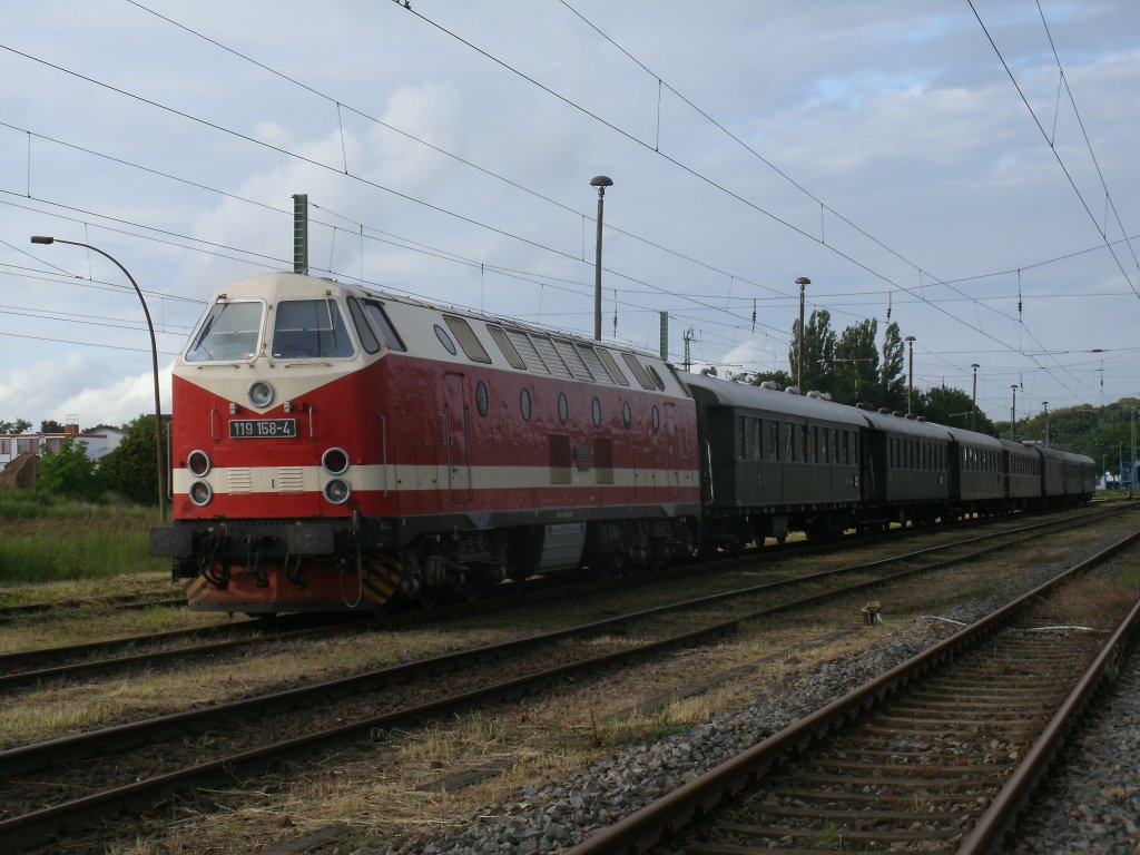 119 158 mit dem Strtebekersonderzug,am 29.Juni 2013,in Bergen/Rgen.Der Sonderzug trat gegen Mitternacht seine Heimfahrt an.