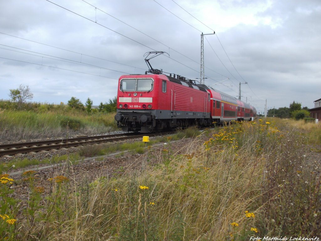 143 899-4 mit dem RE9 mit Ziel Ostseebad Binz bei der Ausfahrt aus Altefhr am 7.8.13 