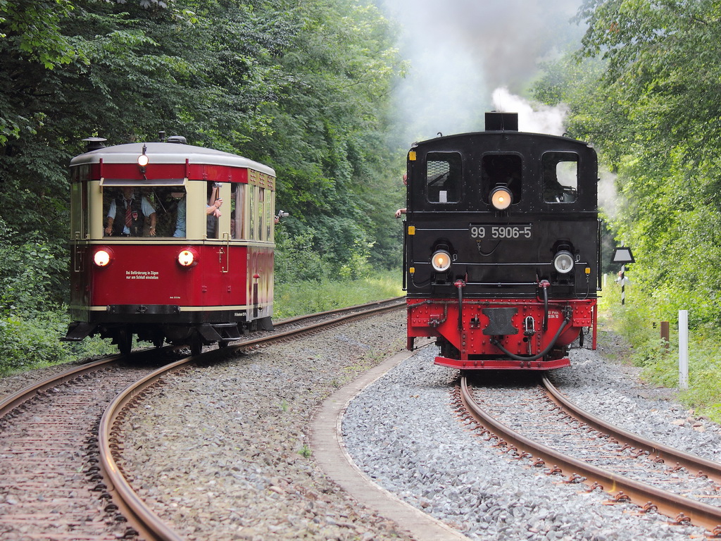 187 001-3 (GHE T1) und 99 5906-5 am 13. Juli 2013 bei der Ausfahrt aus dem Bahnhof Eisfelder Talmhle. 
