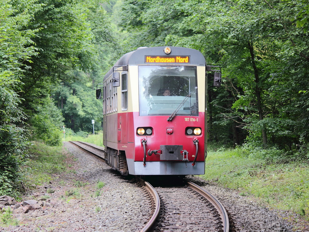 187 016-1 am 13. Juli 2013 bei der Einfahrt in den Bahnhof Eisfelder Talmhle.