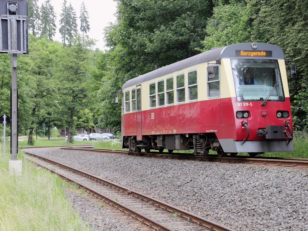 187 019-5 bei der Ausfahrt aus  Bahnhof Alexisbad am 30. Juni 2013.