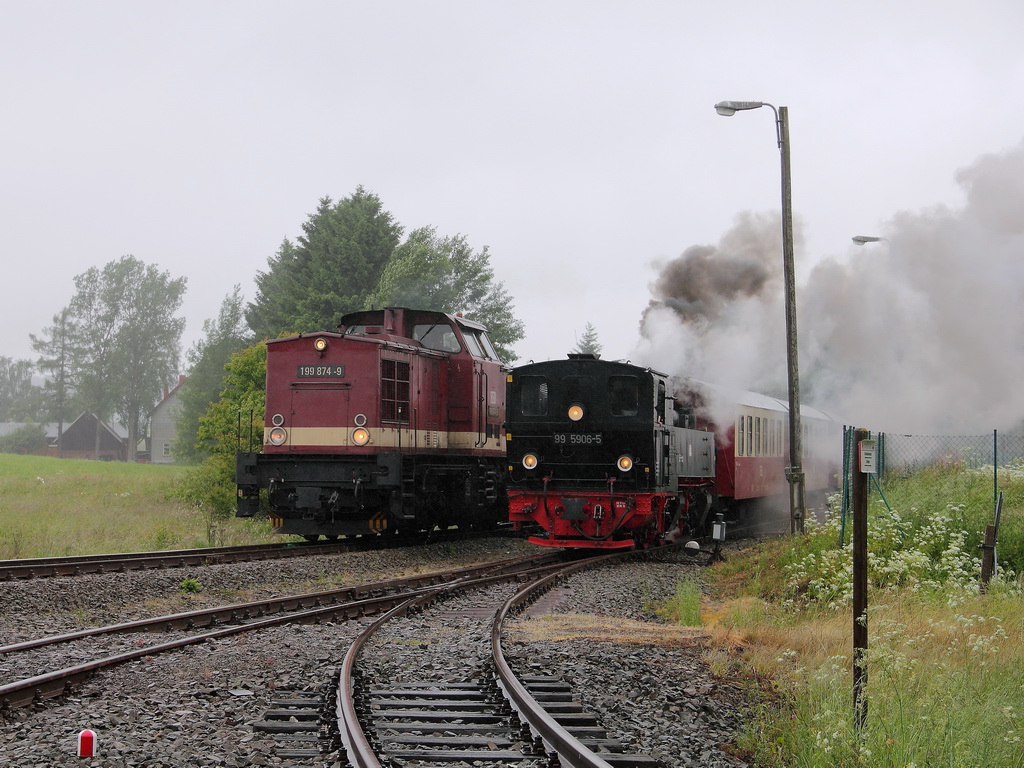 199 874-9 und Malletlok 99 5906-5 bei der Ausfahrt in Stiege am 29. Juni 2013.