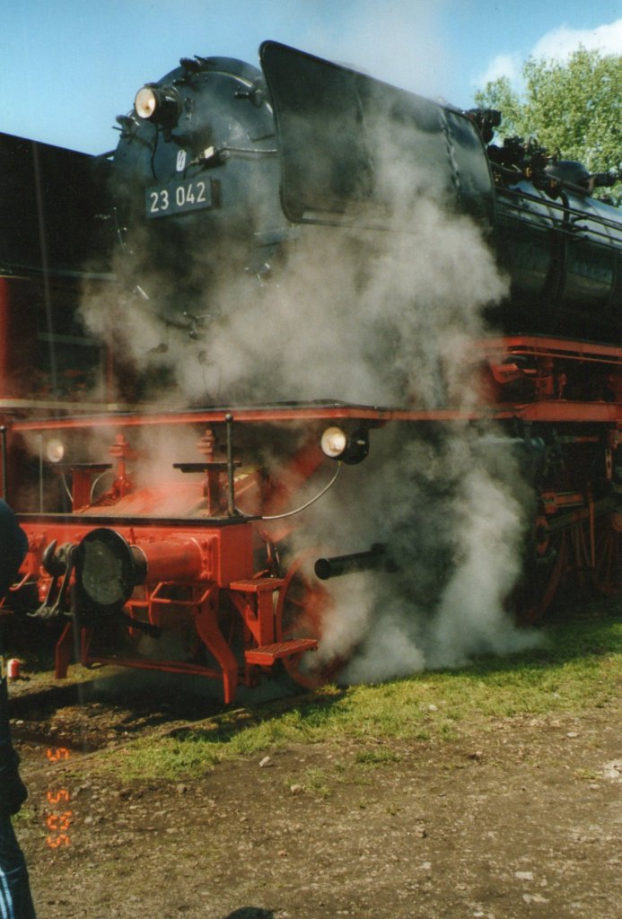 23 042 stand im Jahr 2005 bei den Bahnwelttagen in Darmstadt Kranichstein wieder unter Dampf(Gescannt)