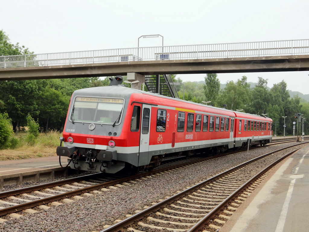 628 606 mit 928 606 am 14. Juli 2013 Ausfahrt aus dem Bahnhof Vienenburg.