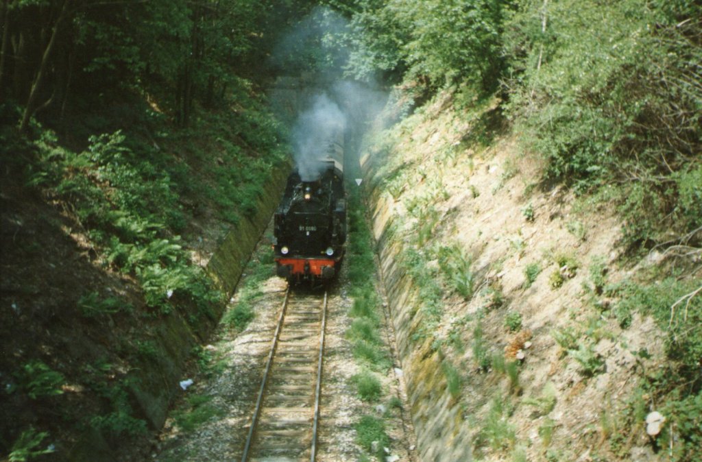91 6580 war im Jahr 1998 auch auf der Strecke Friedrichroda-Fröttstädt unterwegs.Hier bei der Ausfahrt aus dem Reinhardsbergtunnel richtung Friedrichroda(Gescannt)