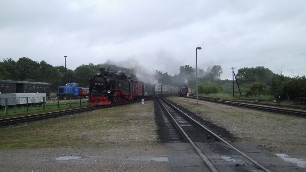 99 1781-6 bei der Einfahrt in den Bahnhof Putbus.Rechts hinten steht 99 4011-5 und links im Museum steht 199 008