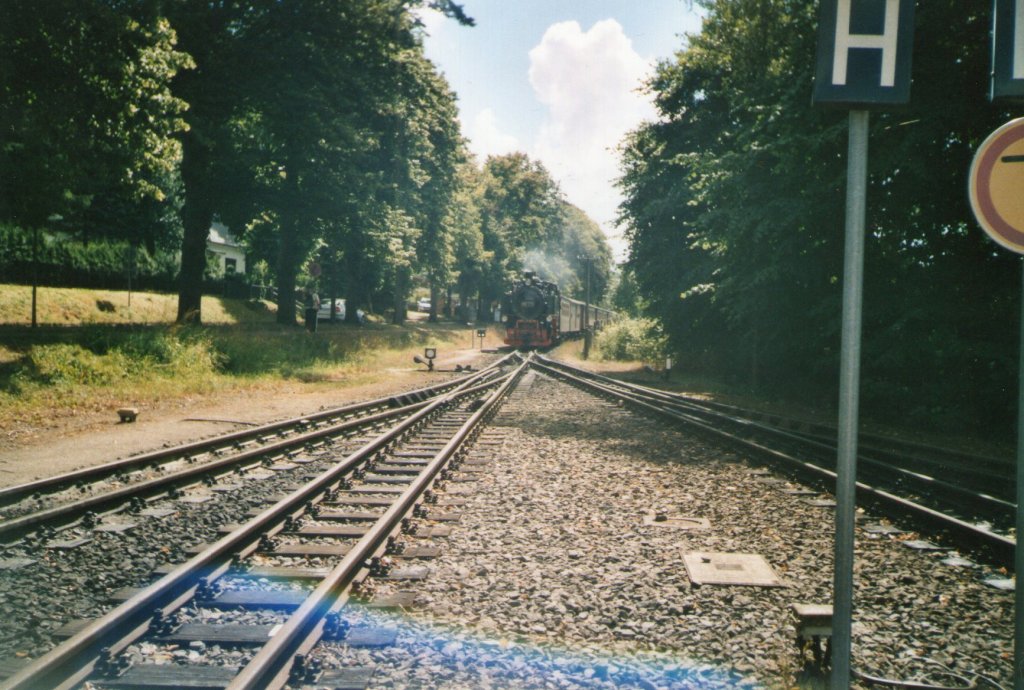 99 773 bei der Einfahrt in den Bahnhof Binz im Jahr 2008(Gescannt)