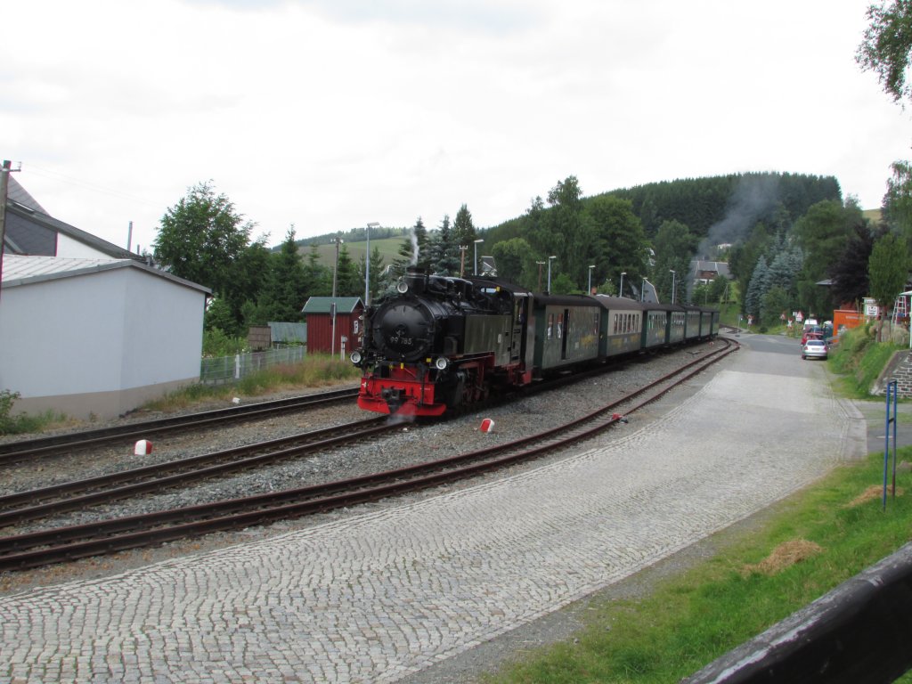 99 785 steht mit P 1007 in Neudorf am Bahnsteig am 14.Juli.2013