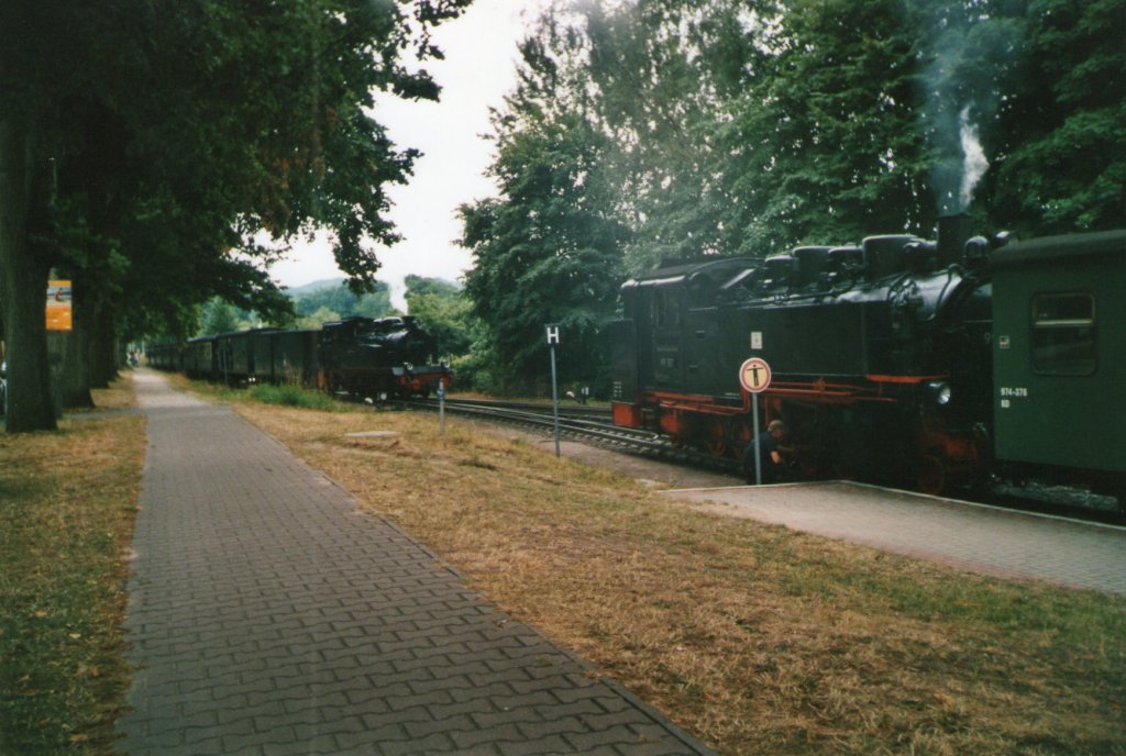 99 787 stand am Bahnsteig in Binz whrend 99 4801 in den Bahnhof einfuhr im Jahr 2008(Gescannt)