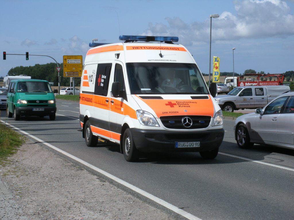 Am 09.August 2012 war Dieser Krankenwagen ohne Einsatz in Bergen/Rgen unterwegs.