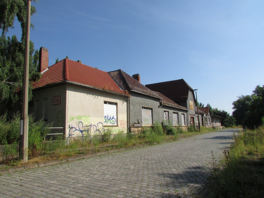 Das Bahnhofsgebude von Friedrichroda gammelte auch am 27.Juli.2013 vor sich hin.