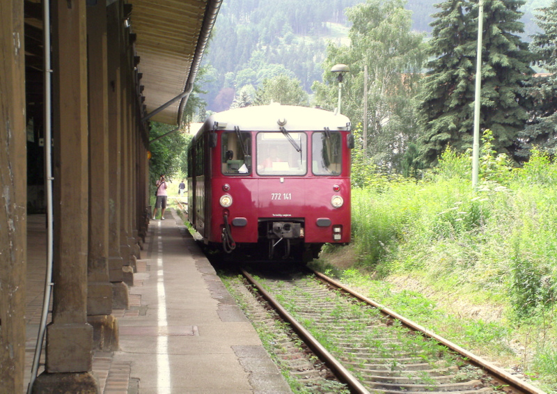 Der 772 141 stand am 08.Juli.2012 im Bahnhof Friedrichroda