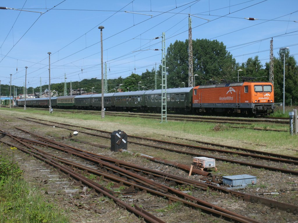 Der abgestellte Strtebekersonderzug aus Cottbus mit der EKO-Trans 143 001-6,am 06.Juli 2013,in Bergen/Rgen.
