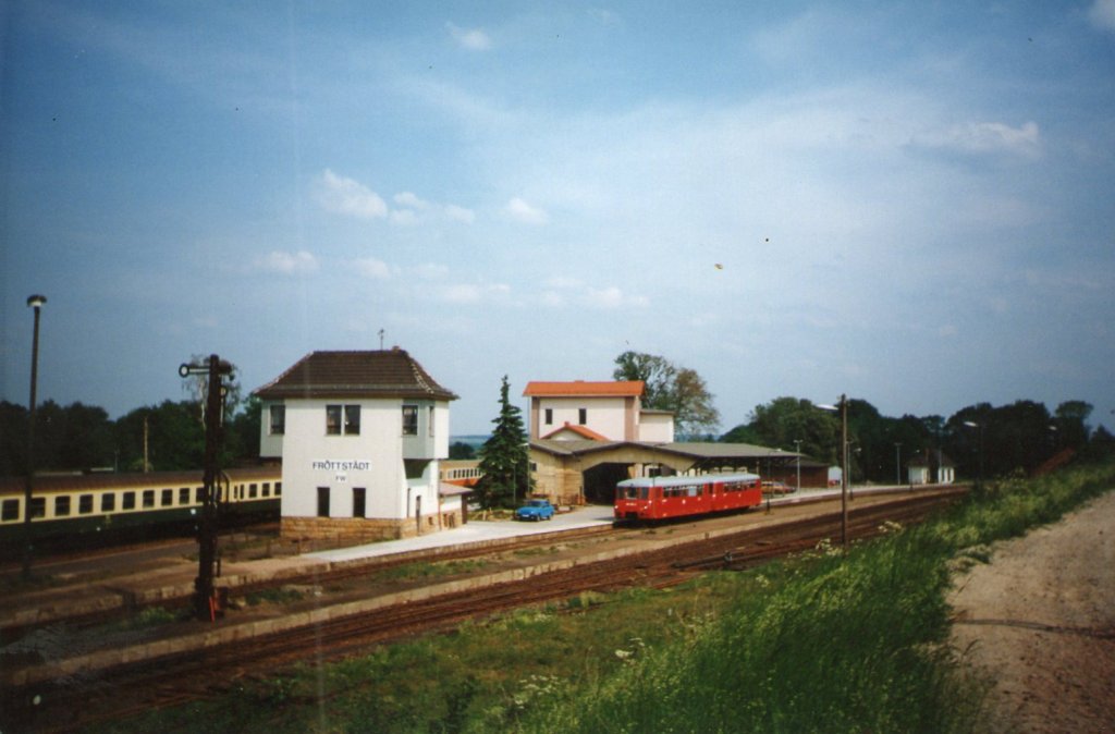 Die Ferkeltaxe im Bahnhof Fröttstädt im Jahr 1998(Gescannt)