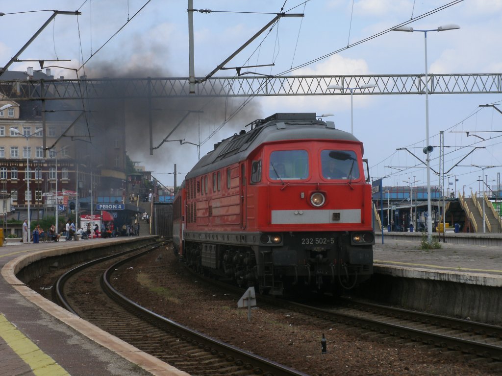 Geballte Russenpower als die Hallenser 232 502,am 14.Mai 2011,mit dem EC Szczecin Glowny-Praha hl.n.das polnische Szczecin verlie.Die Lok bespannte den Zug von Szczecin bis Angermnde.Inzwischen ist der EC auf der Verbindung Geschichte.