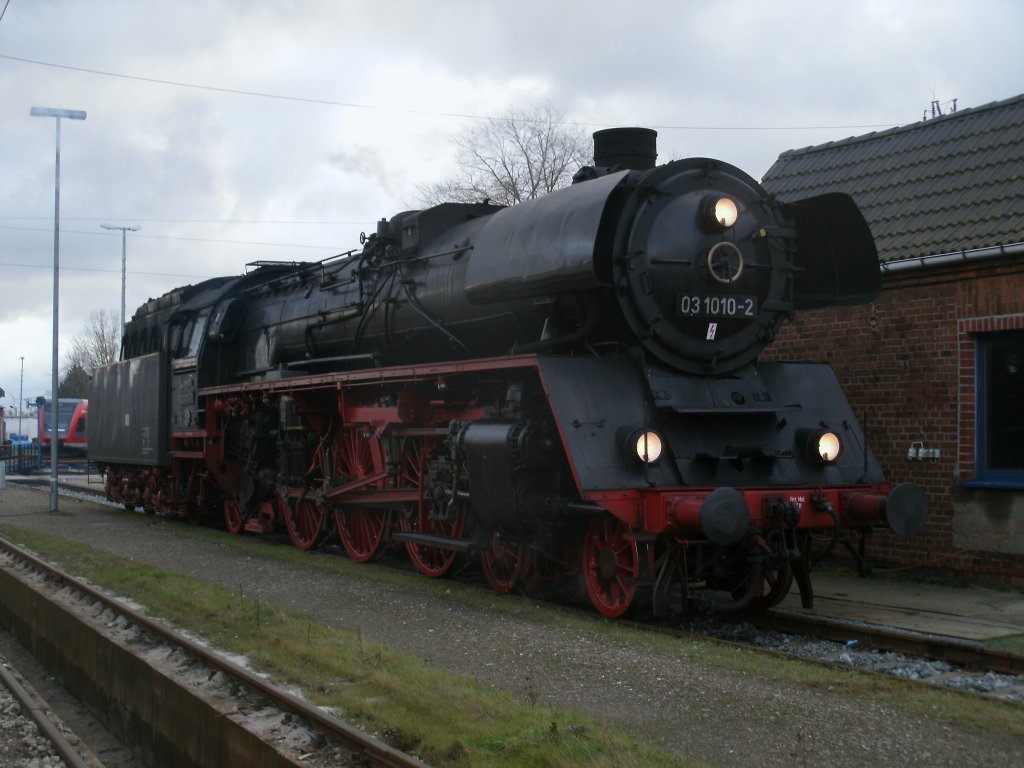 Keine Unbekannte ist die Hallenser 03 1010 im Nordosten,denn die Lok war jahrelang im Bw Stralsund beheimatet.Hier war die Lok am 17.Dezember 2011 in Rostock.