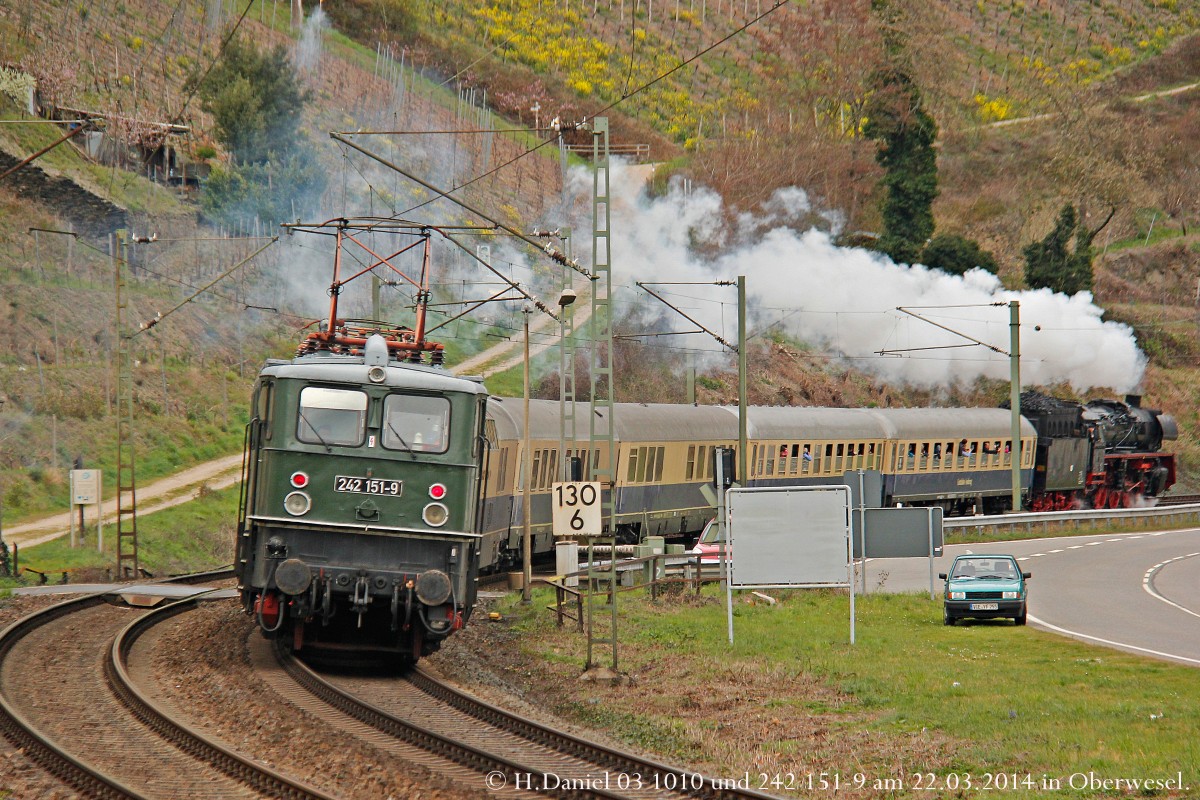 03 1010 und 242 151-9 mit dem Rheingoldzug am 22.03.2014 in Oberwesel.