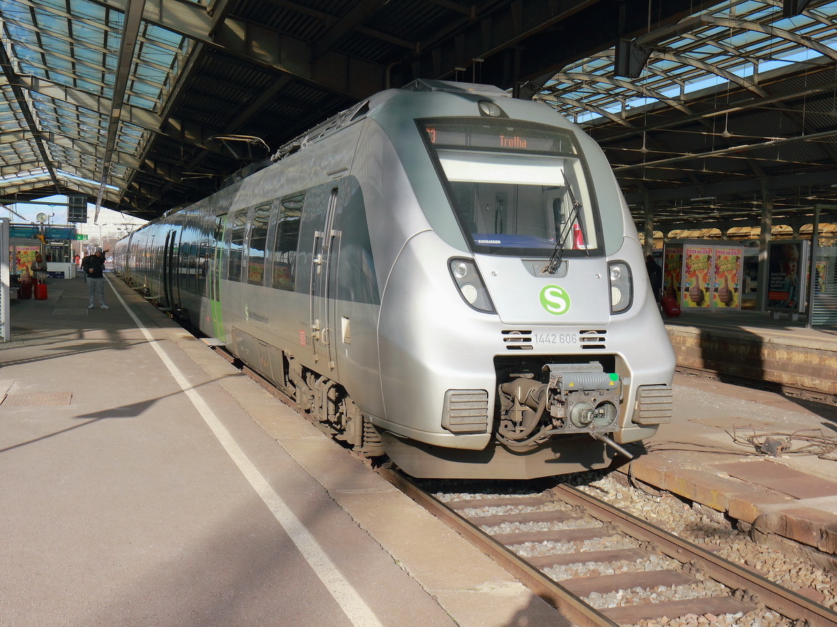 1 442 606 mit 1 442 101 stehen  als S 3 nach Trotha am 28. Januar 2016 auf Gleis 2 in Halle