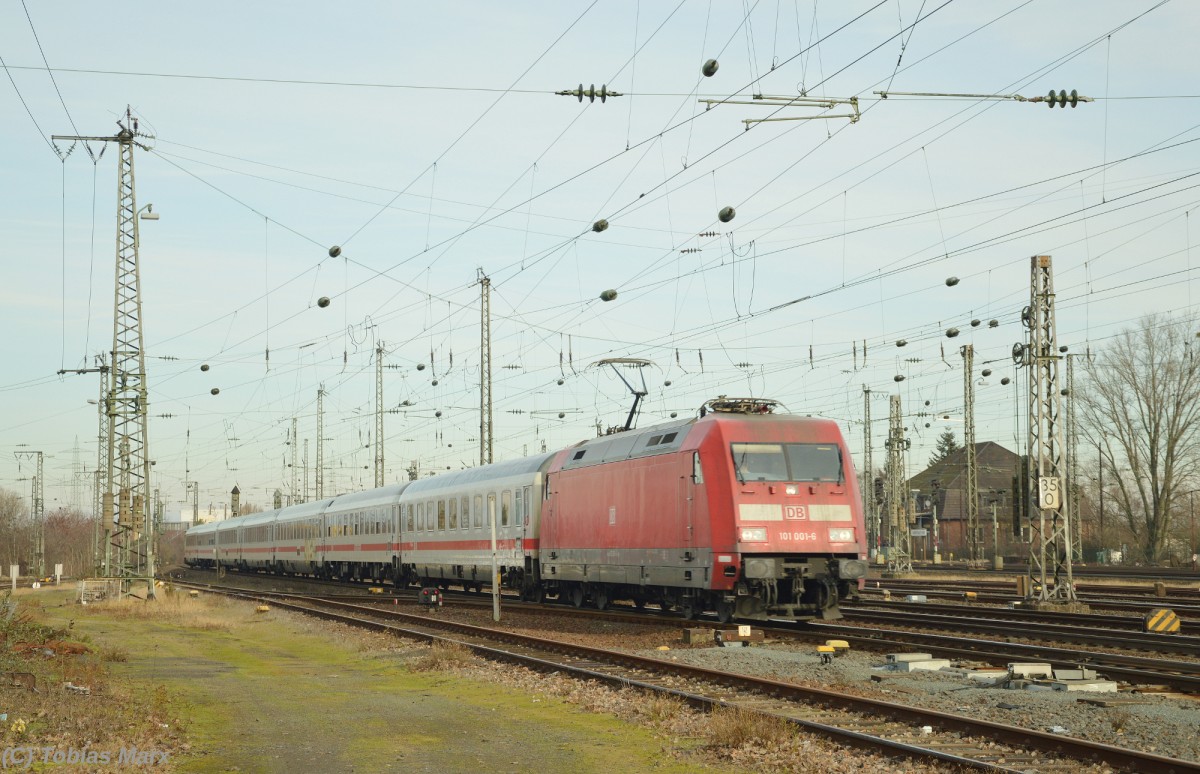 101 001-6 bei der Einfahrt mit IC 2293 bei der Einfahrt in Darmstadt Hbf am 06.02.2016
