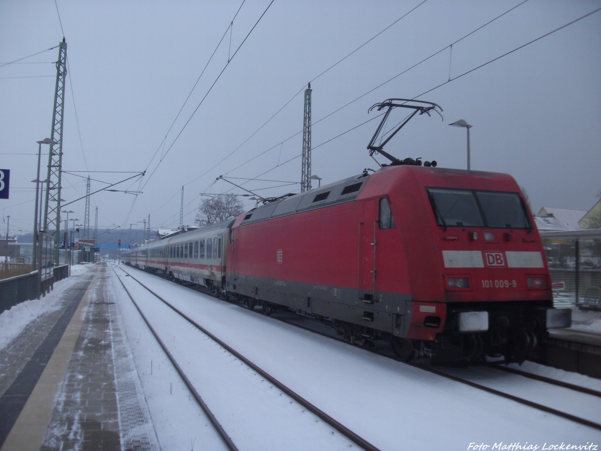 101 009-9 mit einem InterCity (IC) mit ziel Ostseebad Binz im Bahnhof Bergen auf Rgen am 28.1.14