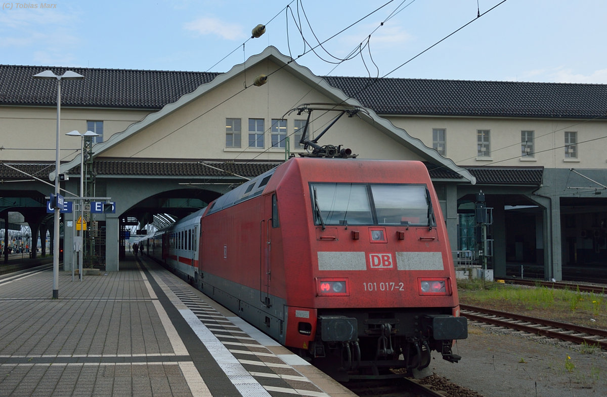 101 017 am IC 2376 nach Stralsund am 05.06.2016 in Darmstadt Hbf.