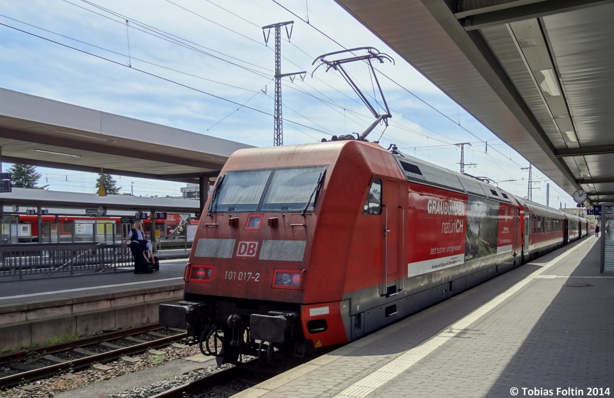 101-017 macht Werbung fr Graubnden. 
Aufgenommen im Mai 2014 beim Aufenthalt im Nrnberger Hauptbahnhof.