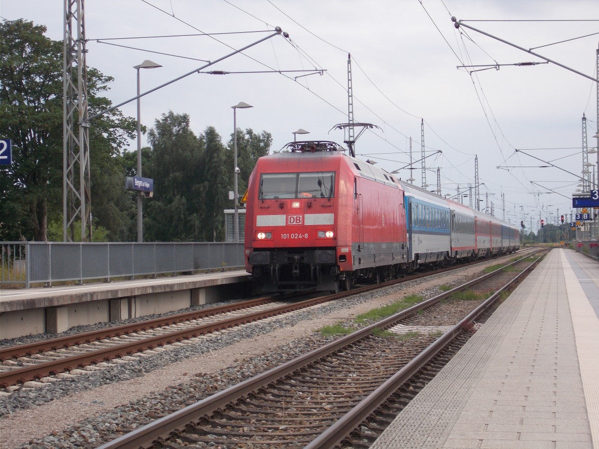 101 024 mit dem EC 378 Bratislava-Binz,am 12.Juli 2015,bei der Einfahrt in Bergen/Rügen.