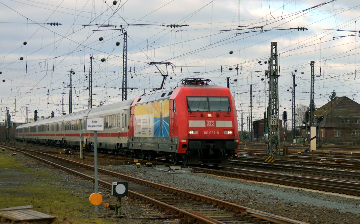 101 037-0 bei der Einfahrt mit einem IC in Darmstadt Hbf am 04.02.2015.