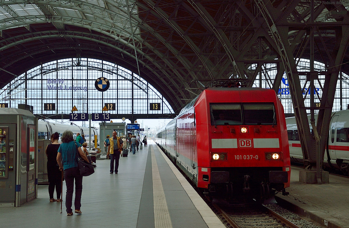 101 037 bei der Einfahrt mit ihrem IC am 26.07.2016 in Leipzig