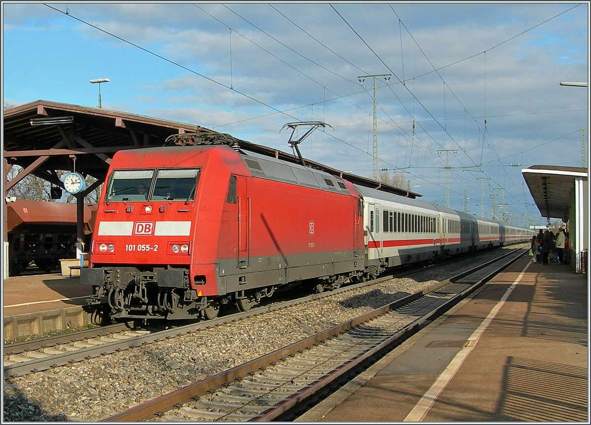 101 055-2 mit einem IC in Mühlheim (Baden). 
3. Dez. 2006