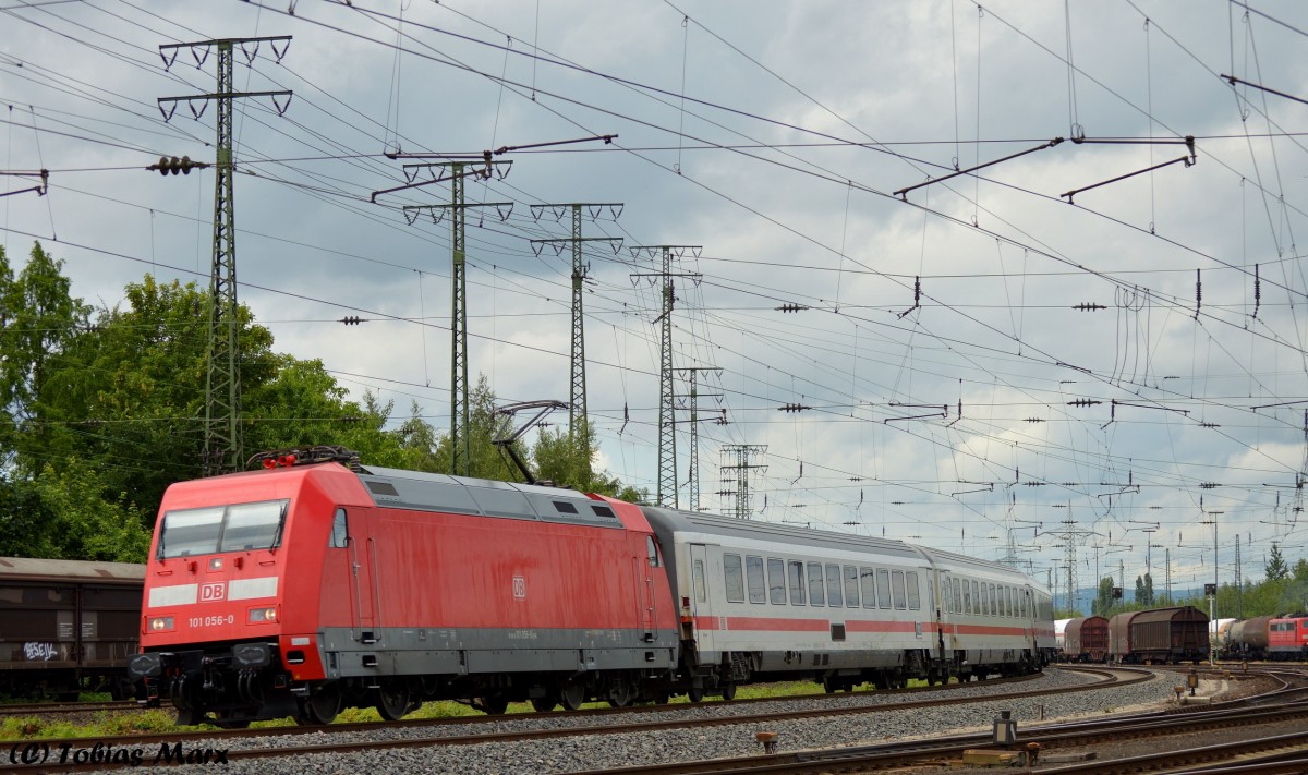 101 056-0 bei der Durchfahrt durch Koblenz-Lützel Mitte am 13.06.2015