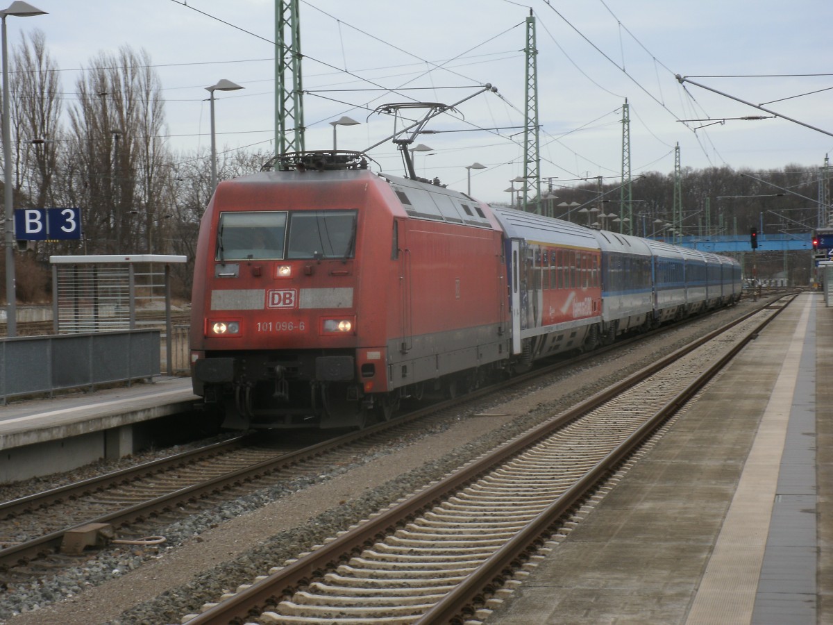 101 096 Stunden später mit dem EC 379 Binz-Brno,am 15.Februar 2014,in Bergen/Rügen.