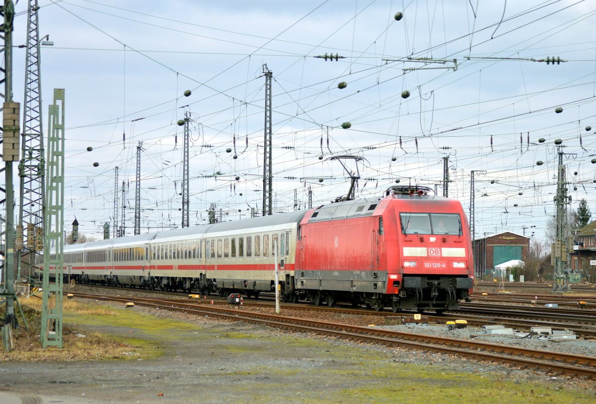 101 120-4 bei der Einfahrt in Darmstadt Hbf mit einem IC am 04.02.2015.
