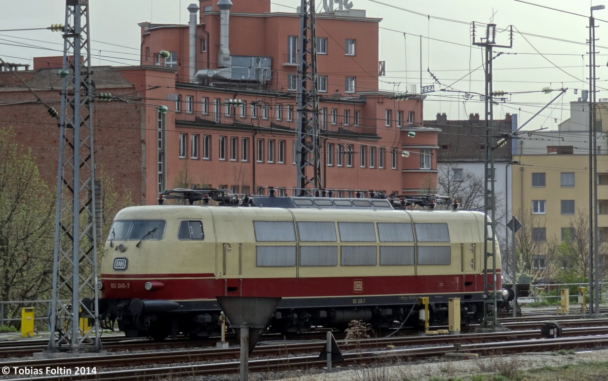 103-245 steht am 3.April 2014 in Nrnberg Hbf abgestellt.
