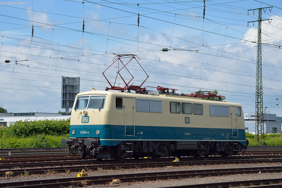 111 001 (DB Museum) im Güterbahnhof von Koblenz-Lützel am 18.06.2016. Ich gehörte zur Lokbesatzung der 141 228 beim Sommerfest, daher konnte ich mit Warnweste dort fotografieren.