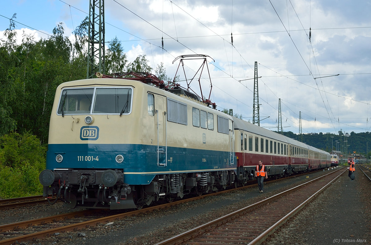 111 001 mit dem TEE-Zug im Bahnhof von Koblenz-Lützel am 18.06.2016. Ich gehörte zur Lokbesatzung der 141 228 beim Sommerfest, daher konnte ich mit Warnweste dort fotografieren.