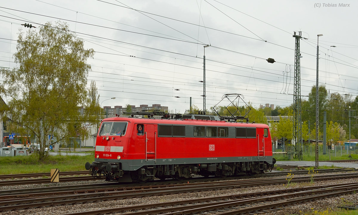 111 024 bei der Durchfahrt durch Darmstadt-Kranichstein am 23.04.2016