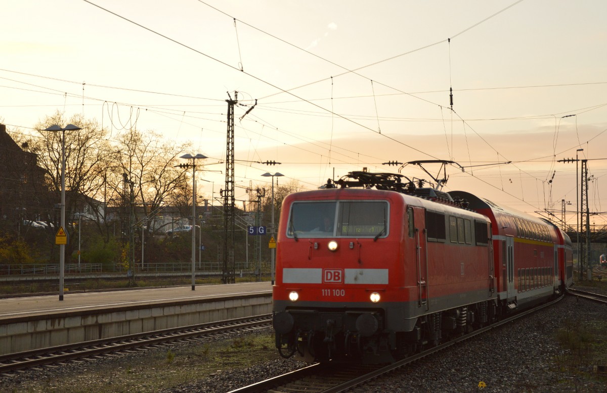 111 100 bei der Einfahrt mit RE 60 am 06.12.2015 in Darmstadt Hbf