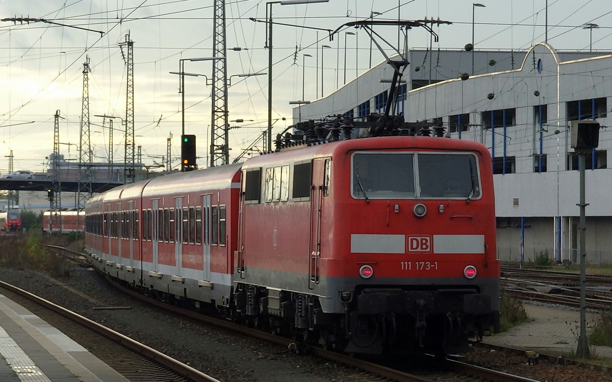 111-173 und 4 x-Wagen fahren als S1-Ersatzzug nach Nürnberg Hbf aus dem Bahnhof Bamberg aus. Aufgenommen im Oktober 2014.
