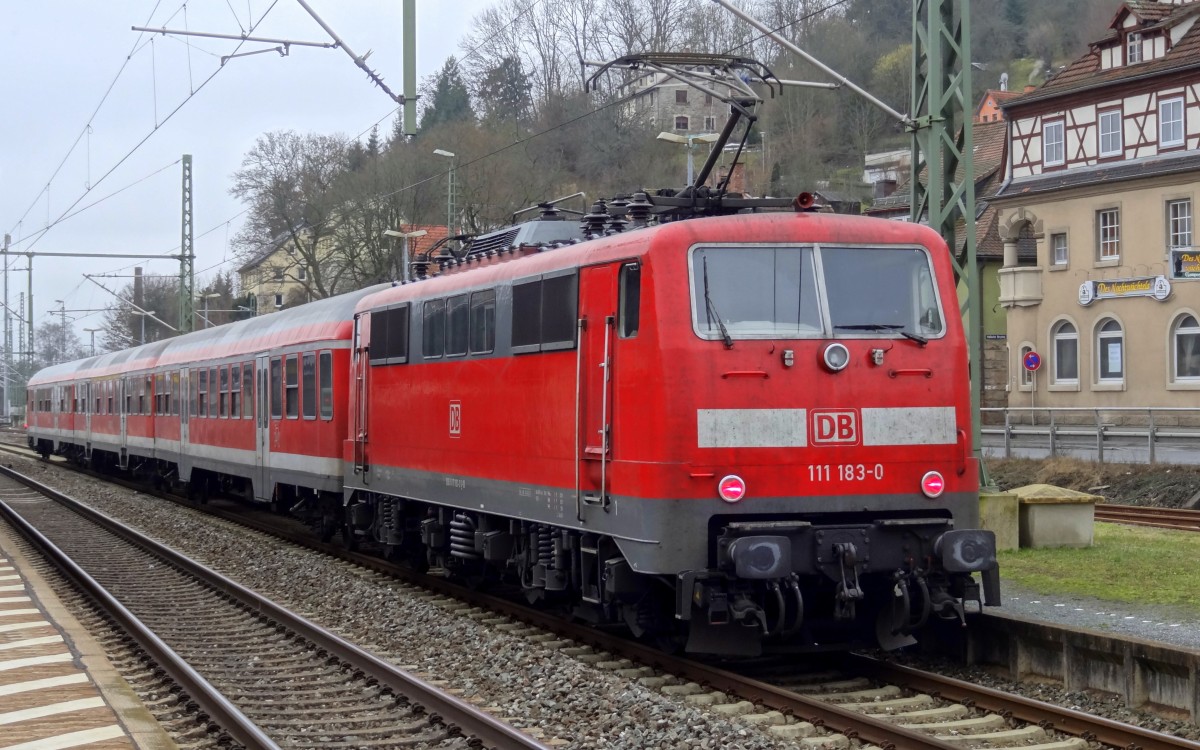 111-183 steht mit 3 n-Wagen in Kronach am Gleis 4.
Aufgenommen im Januar 2014.