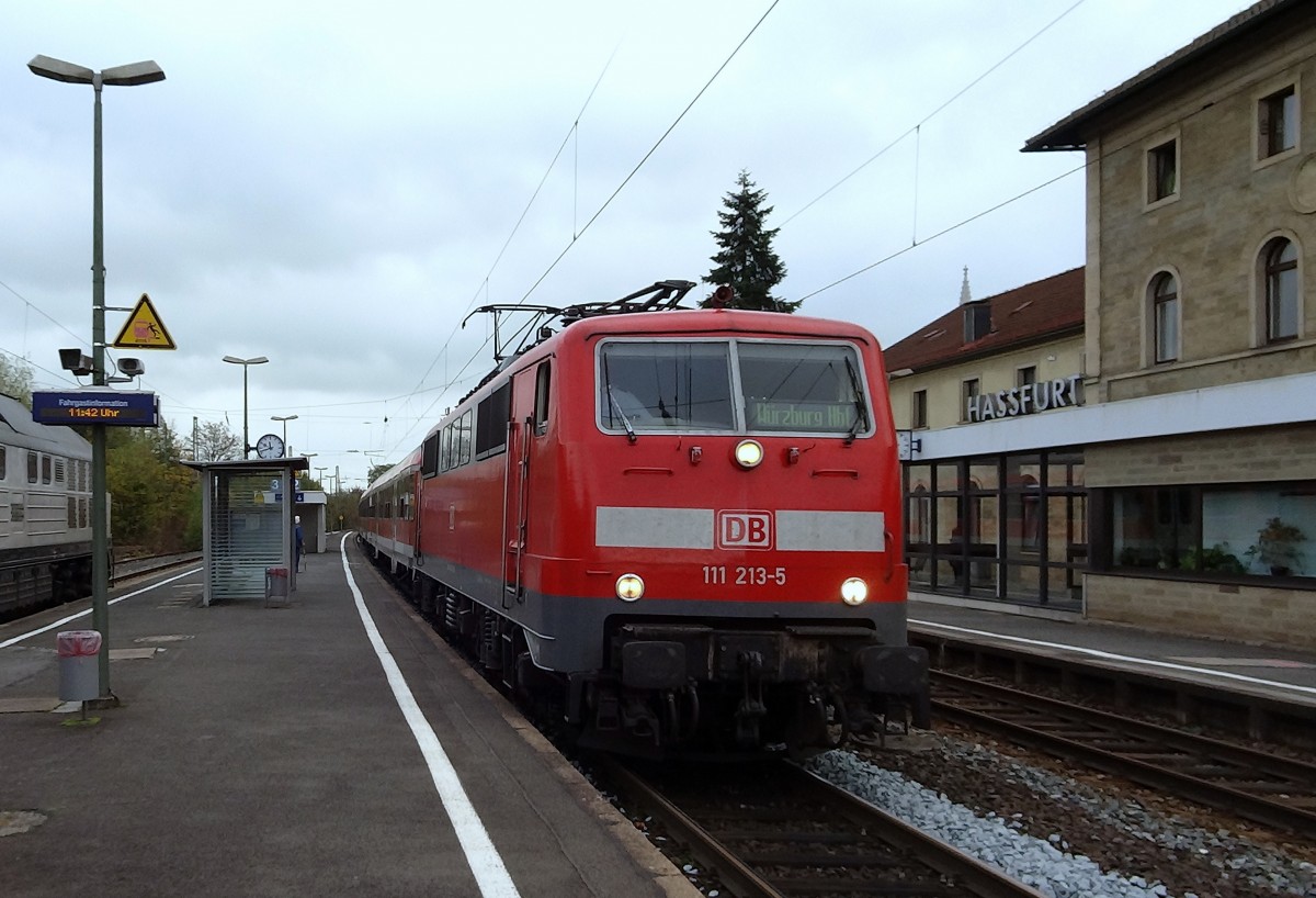 111-213 steht mit einem RE nach Würzburg Hbf in Haßfurt.
Aufgenommen im Oktober 2014.