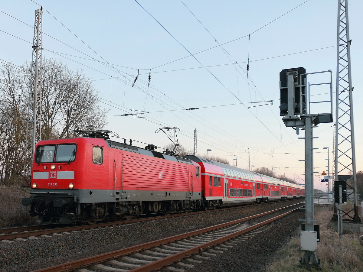 112 121 mit dem  RE 3 von Eberswalde (wegen Bauarbeiten in Berlin) nach Stralsund am 19. Mrz 2016 im Haltepunkt Nechlin im Bundesland Brandenburg.