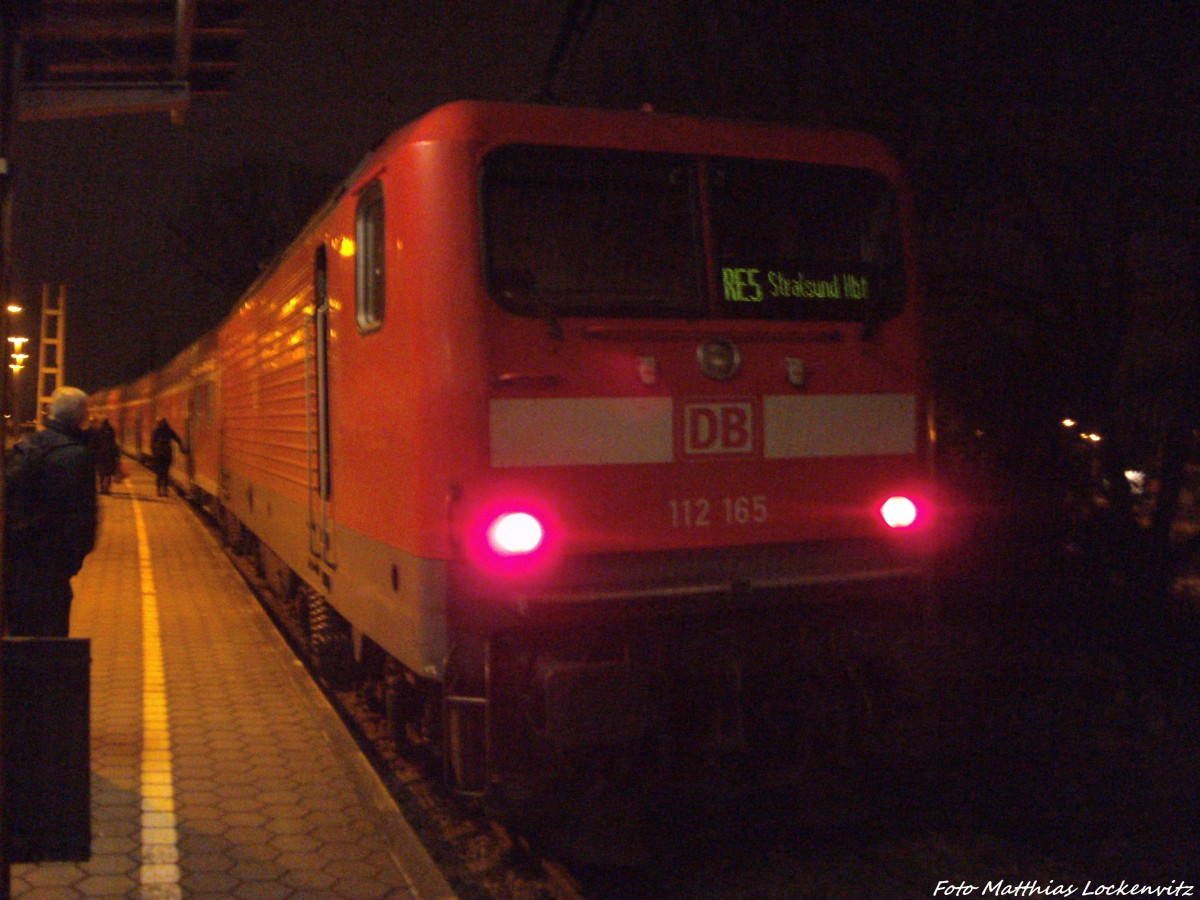 112 165 als RE5 mit Zugnummer RE 18507 mit Ziel Holzdorf (Elster) im Bahnhof Stralsund Hbf am 3.12.13 