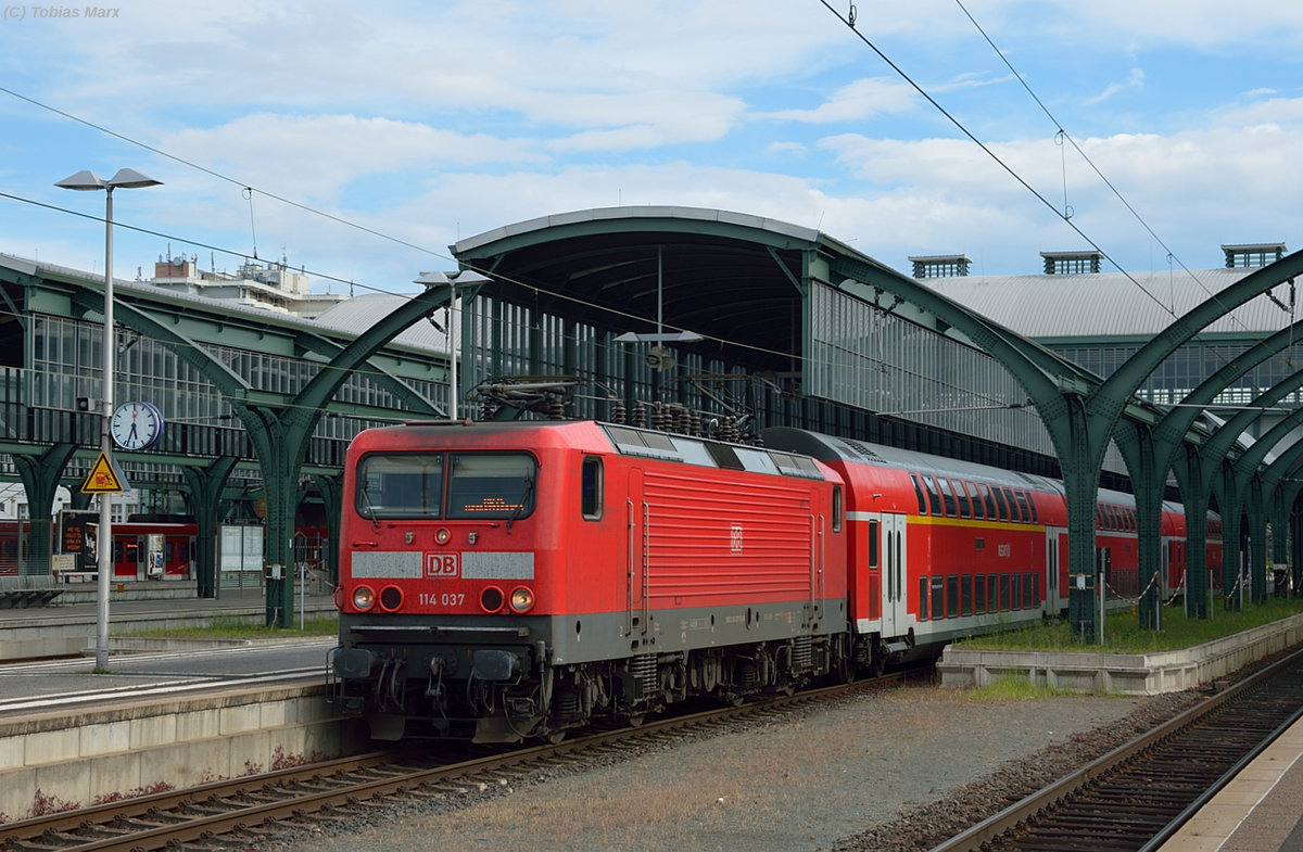 114 037 bei der Ausfahrt mit der RB 75 nach Aschaffenburg aus Darmstadt am 04.06.2016