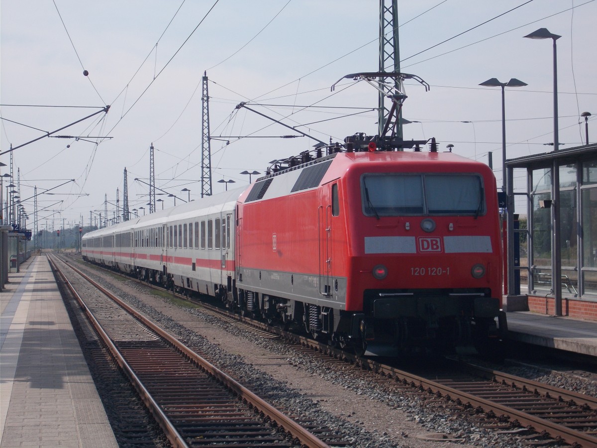 120 120 zeigte sich,am 14.September 2015,mit dem IC Binz-Frankfurt/Main Hbf,frisch lackiert in Bergen/Rügen.
