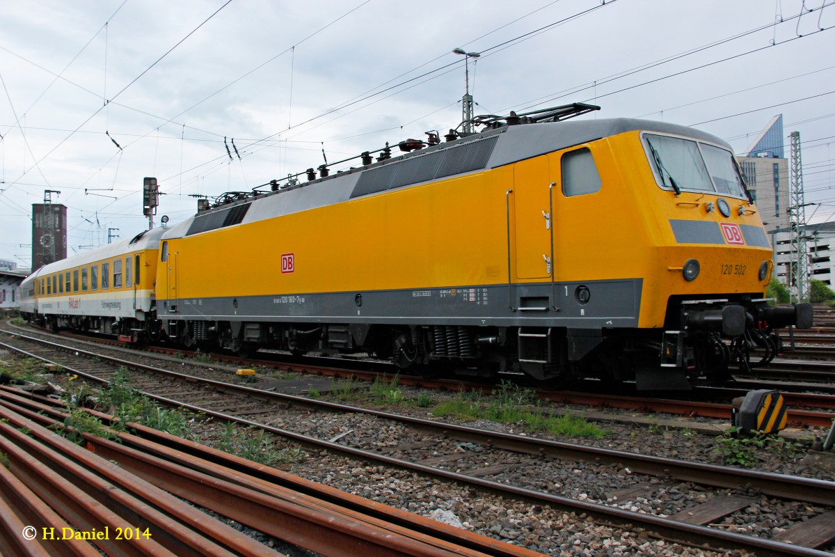 120 502 mit einem Gleismesszug am 24.02.2014 in Düsseldorf Hbf.