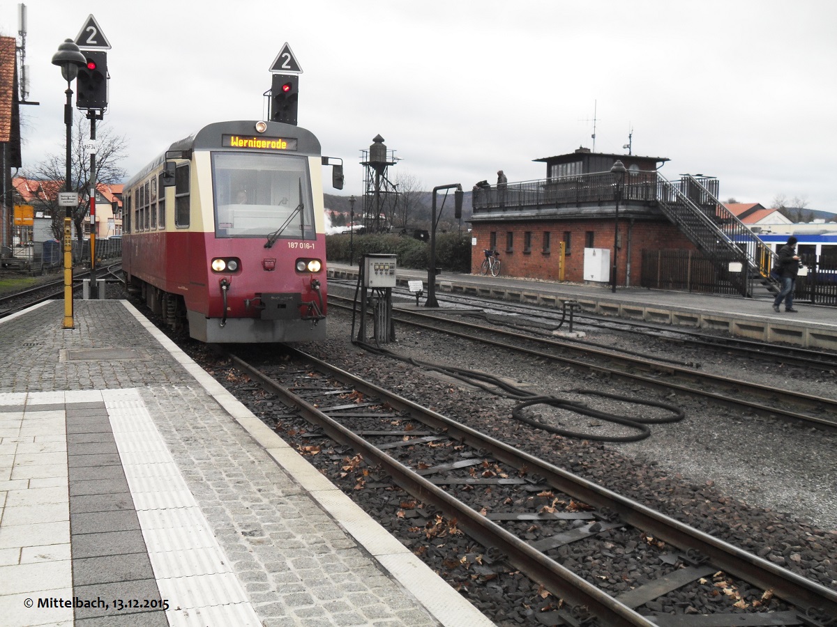 13.12.2015. Einfahrt des aus Eisfelder Talmhle kommenden Triebwagen in Wernigerode. Wenige Minuten spter kam 99 7247-2 von der Einsatzstelle rber an unseren Zug gefahren.
