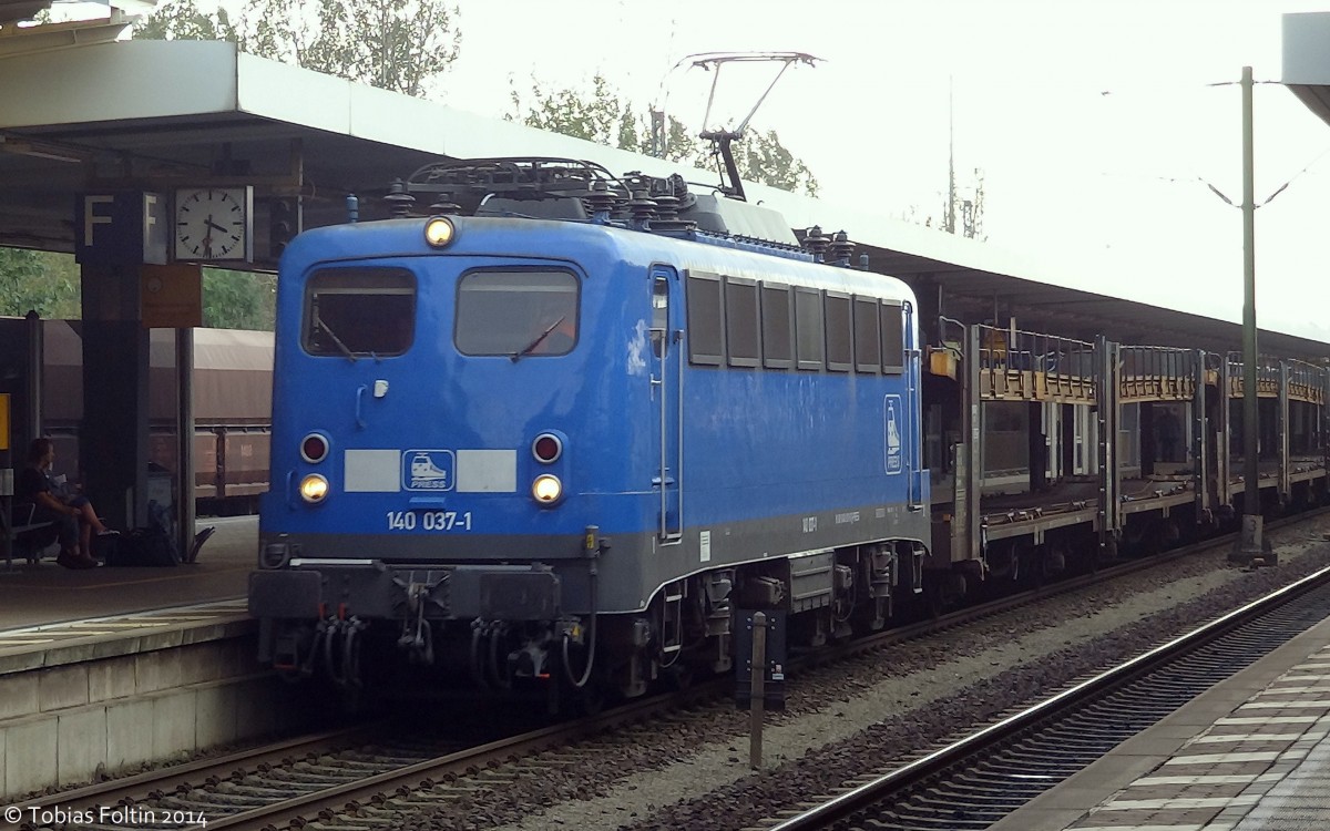 140-037 durchfährt mit einem Güterzug den Braunschweiger Hauptbahnhof.
Aufgenommen im September 2014.