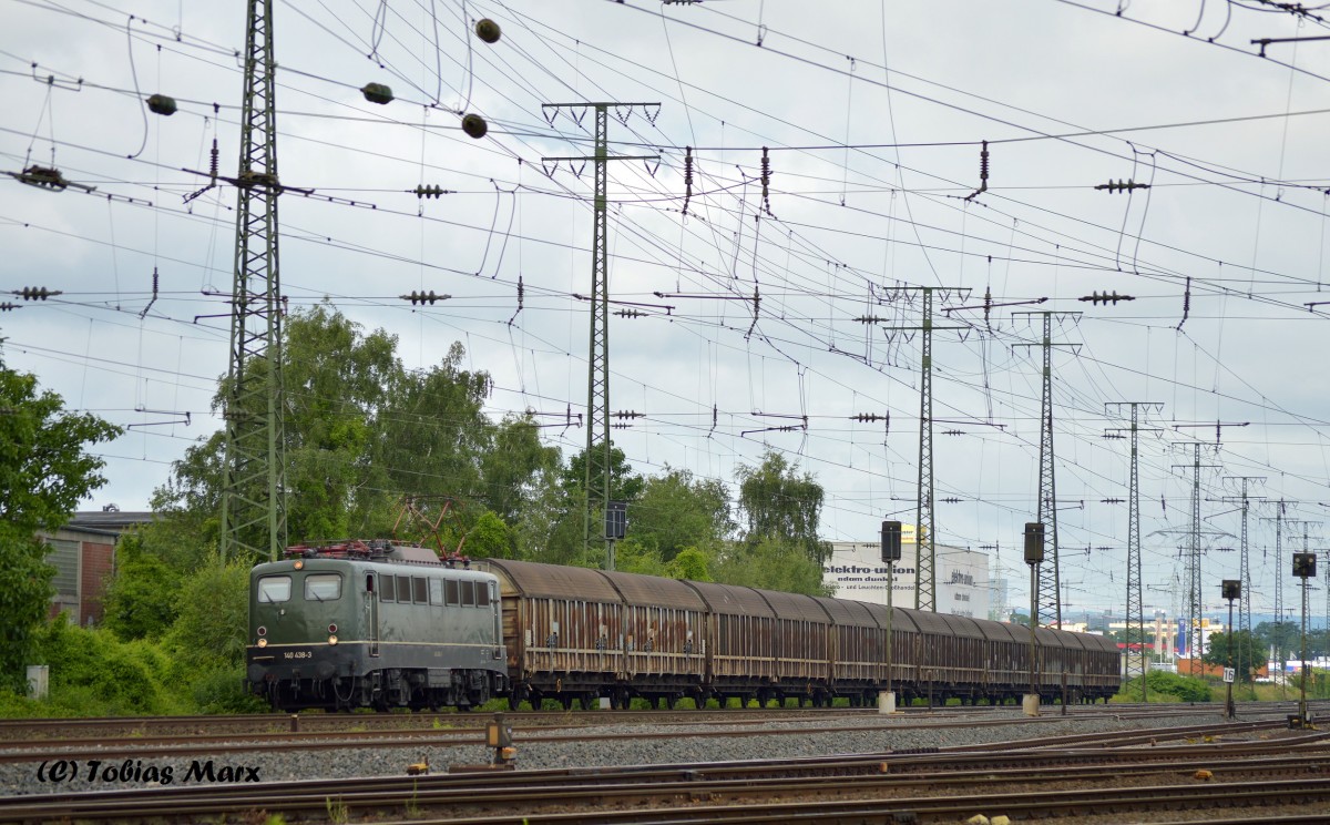 140 438-3 mit dem Henkelzug in Koblenz-Ltzel Mitte am 13.06.2015
