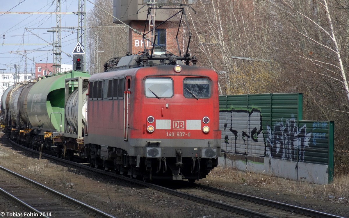 140-637 fährt durch den Hauptbahnhof von Braunschweig.
Aufgenommen im April 2013.